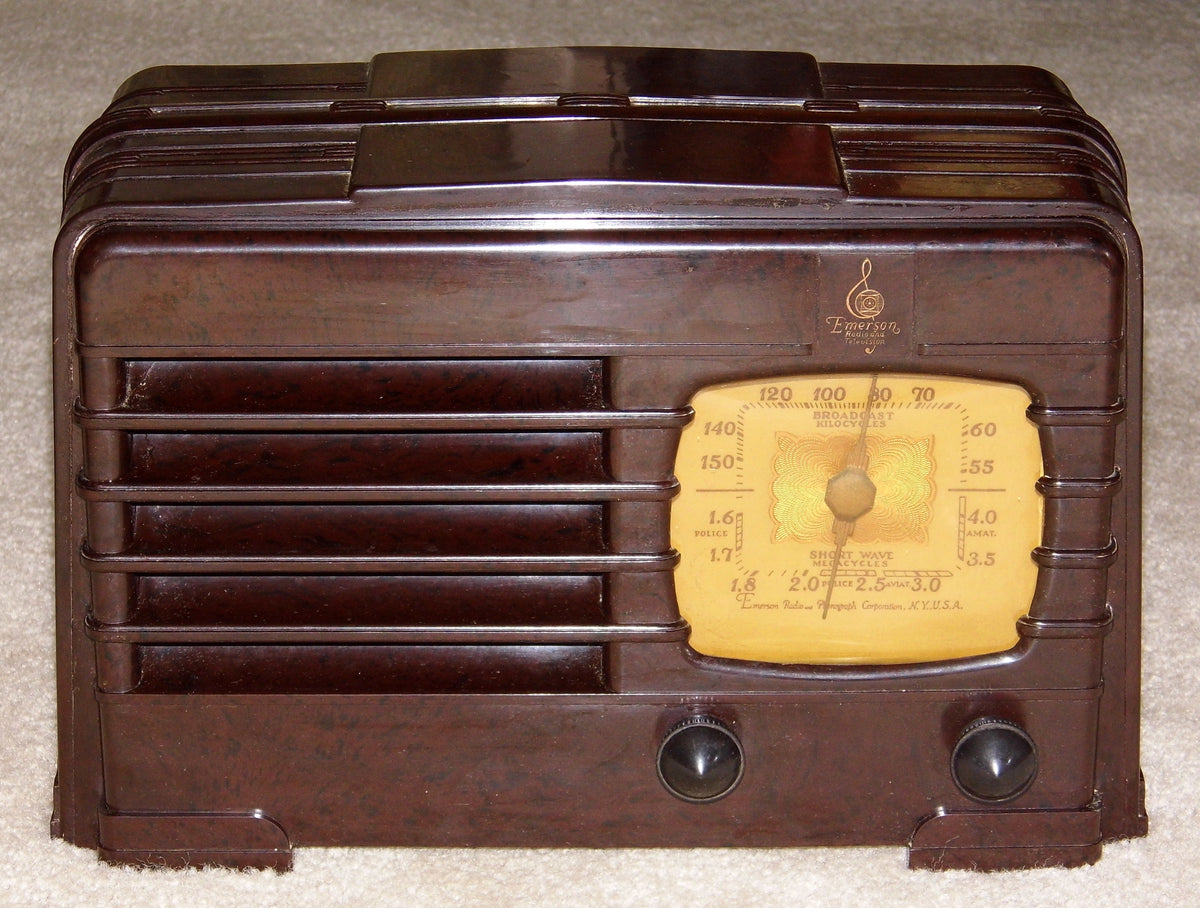A vintage Emerson Bakelite table radio, model BJ-200, circa 1938