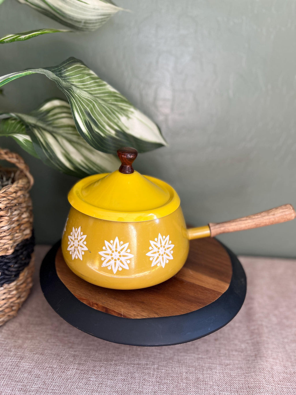 Vintage fondue pot Daisy gold yellow