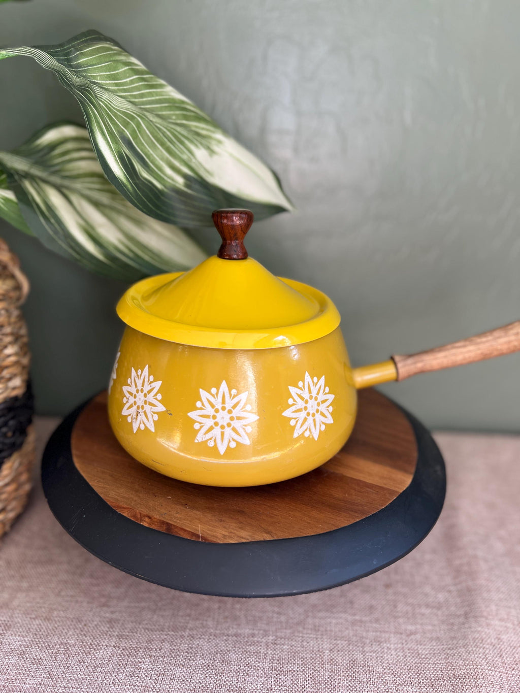 Vintage fondue pot Daisy gold yellow