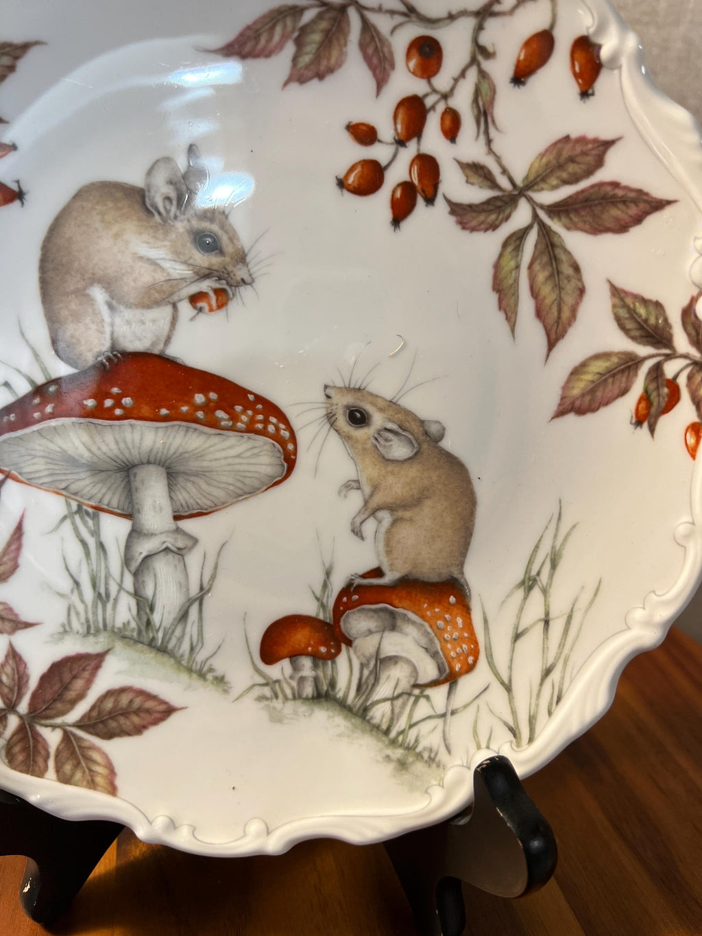 Royal Albert CountryWalkCollection made in England Bone China  Autum Playtime Decorative Plate mushrooms and mice