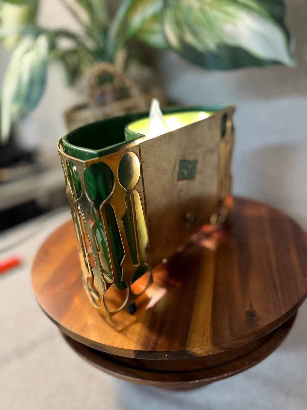 Sierra Columbia of Pasadena Tv Lamp 1950s MCM planter and Lamp Vintage MCM Green Ceramic Vase With Brass Holder Rounded In Front Pre-Owned