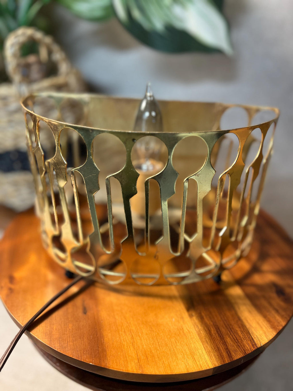 Sierra Columbia of Pasadena Tv Lamp 1950s MCM planter and Lamp Vintage MCM Green Ceramic Vase With Brass Holder Rounded In Front Pre-Owned