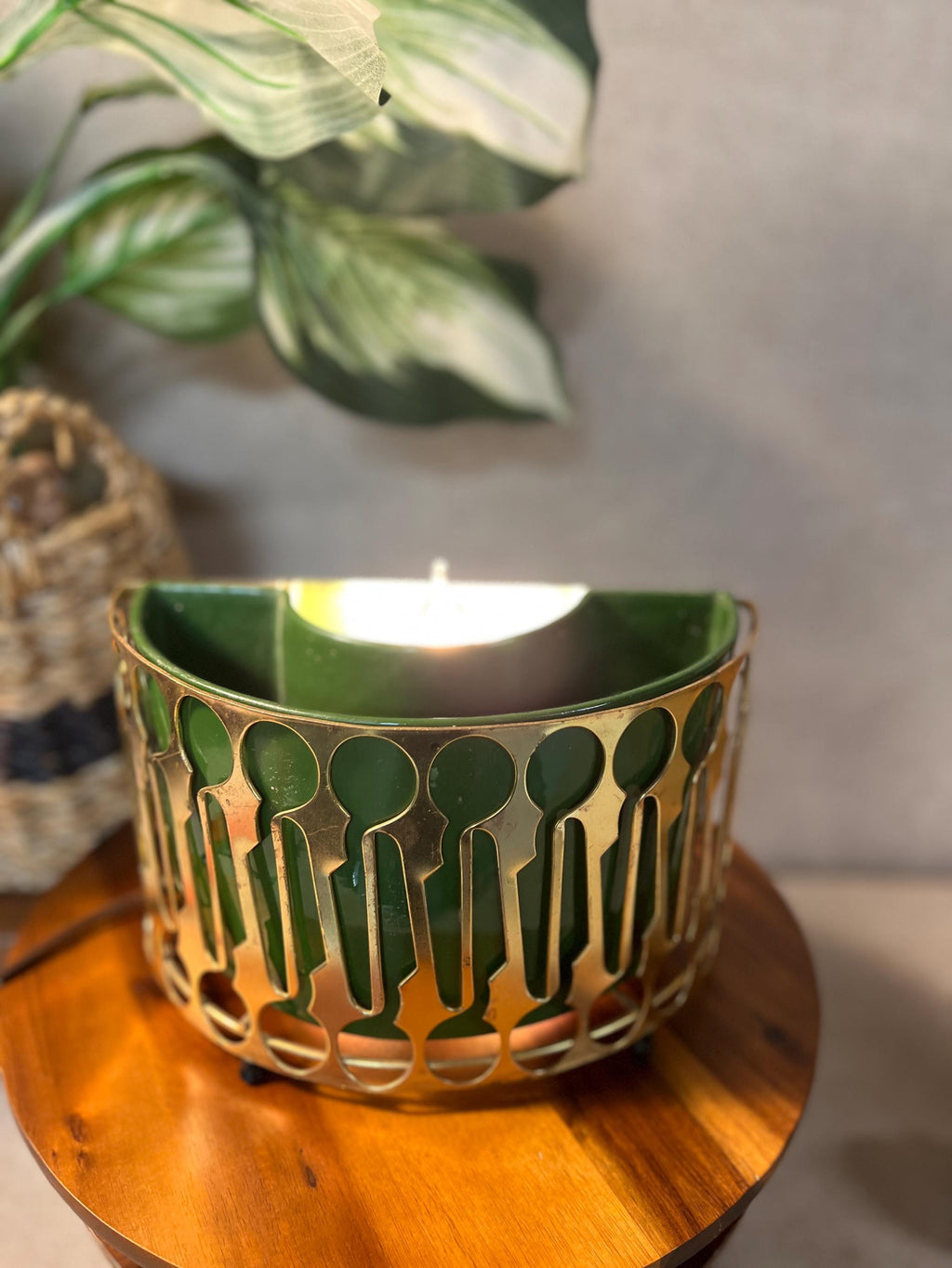 Sierra Columbia of Pasadena Tv Lamp 1950s MCM planter and Lamp Vintage MCM Green Ceramic Vase With Brass Holder Rounded In Front Pre-Owned