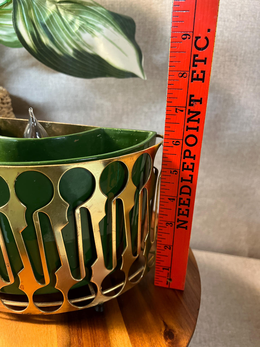 Sierra Columbia of Pasadena Tv Lamp 1950s MCM planter and Lamp Vintage MCM Green Ceramic Vase With Brass Holder Rounded In Front Pre-Owned