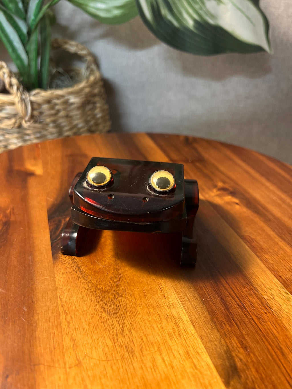Vintage Lucite Acrylic  Frog Desktop Kitsch Letter Memo Holder With Googly Eyes 70s