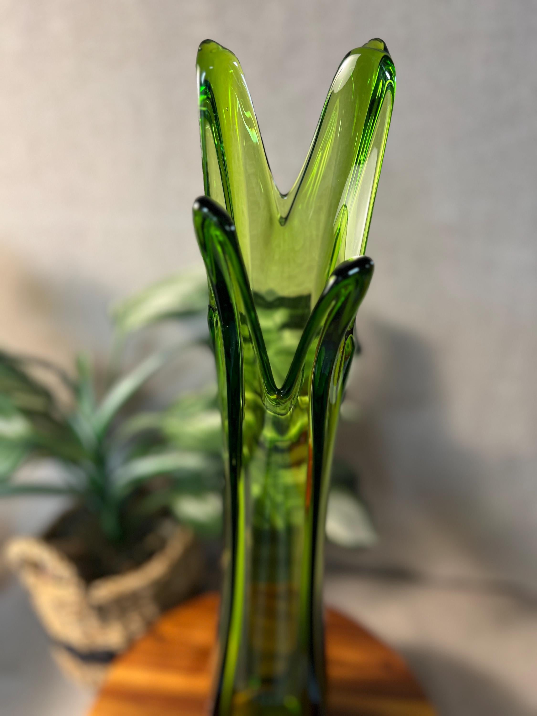 LE Smith Four Square 4 Finger Swung Vase Green MCM LE Smith Art Glass 21