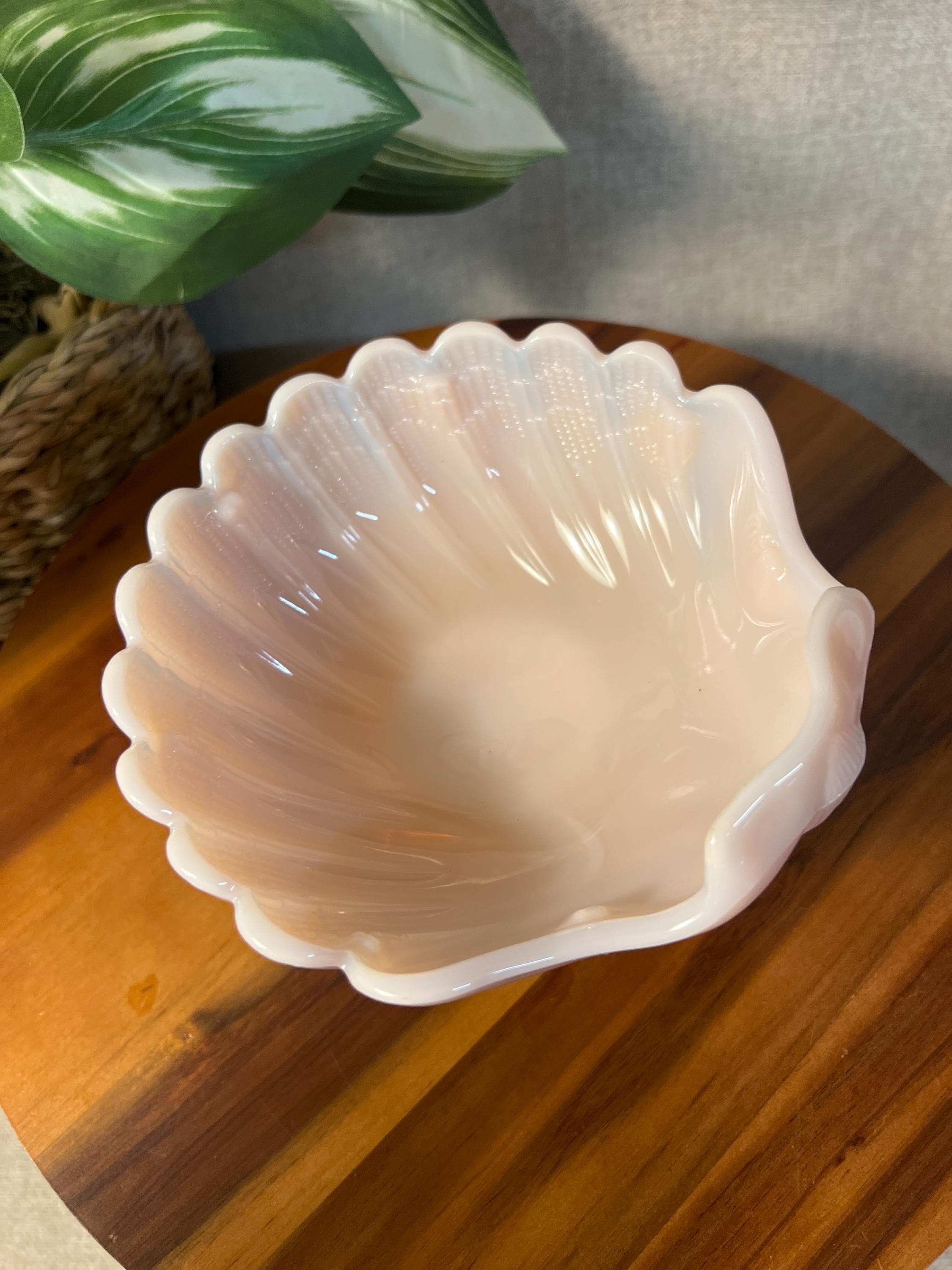 Vintage Pink CAMBRIDGE GLASS Seashell Crown Tuscan, Covered Candy Box